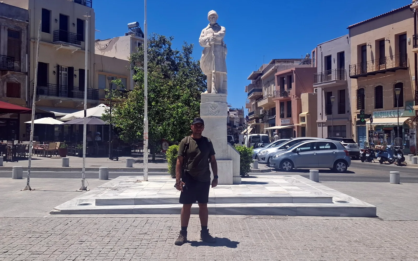 Tomasz Brzozowski przy pomniku Nieznanego Żołnierza w Rethymno